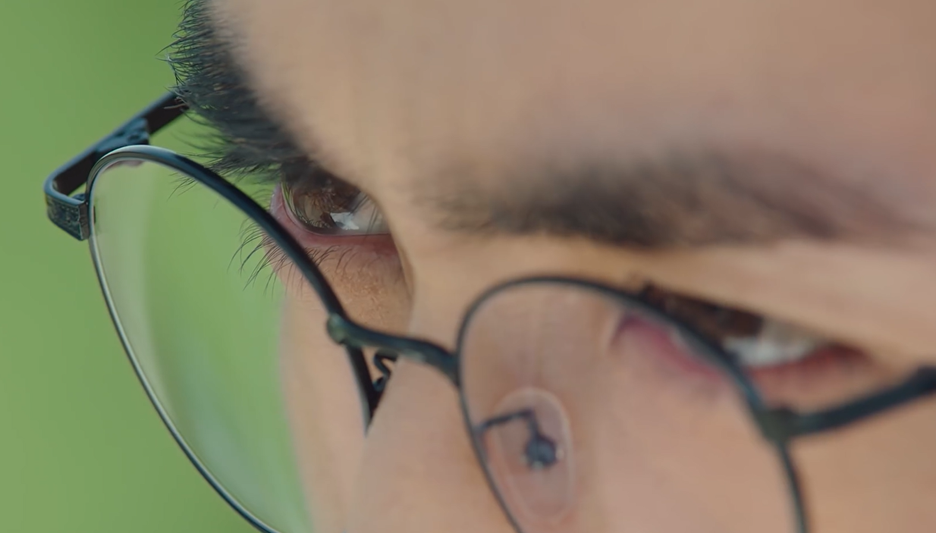 A close up of eyes and glasses.