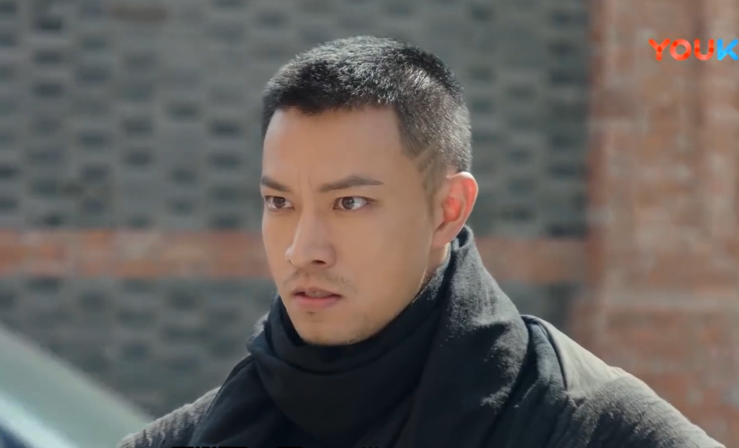 Chu-ge looking really hard at the Regent and Zhao Yunlan who are off camera.