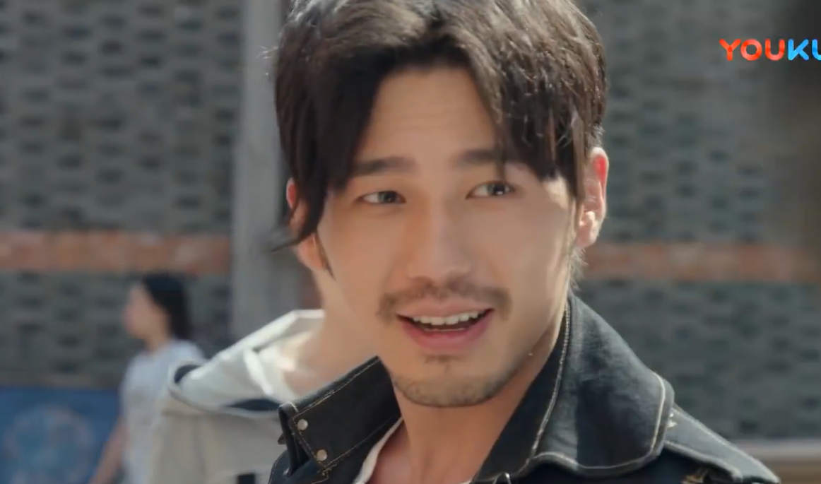 Zhao Yunlan smiling. 
